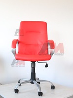 червени офис столове за фирми